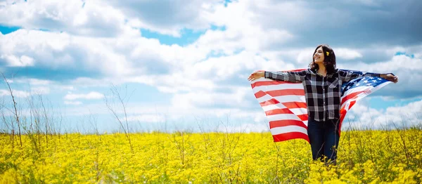 Патриотичная Молодая Женщина Завернутая Американский Флаг Красивом Поле Желтыми Цветами — стоковое фото