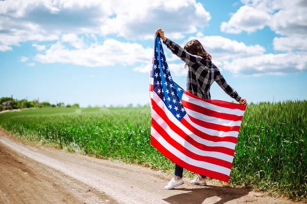 Молода Жінка Махає Американським Прапором Зеленому Полі Пшениці Патріотичне Свято — стокове фото