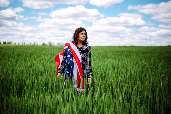 Молодая Женщина Машет Американским Флагом Зеленом Пшеничном Поле Праздник Патриотизма — стоковое фото