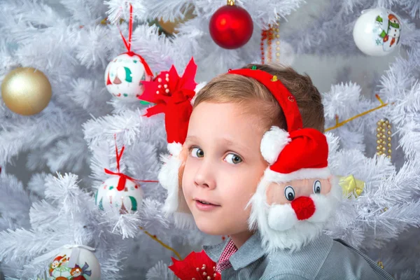 Çocuk beyaz Noel ağacı