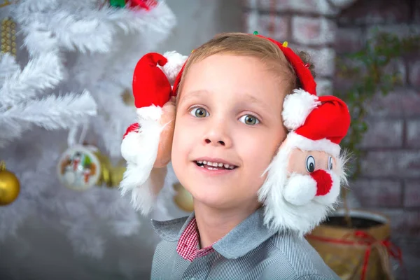 Çocuk yeni yıl beklentisiyle gülümsüyor