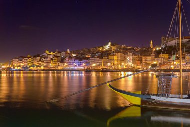 Douro Nehri 'ndeki geleneksel tekne. Arka planda Porto, Portekiz.