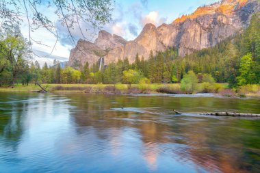 Günbatımında Yosemite Vadisi manzarası, Yosemite Ulusal Parkı, Kaliforniya, Usa