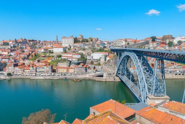 Dom Luis Köprüsü 'nün arka planda Porto şehrinin havadan görüntüsü, Portekiz