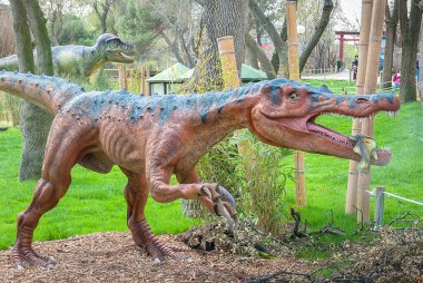 Büyük dinozorun gerçekçi modeli.