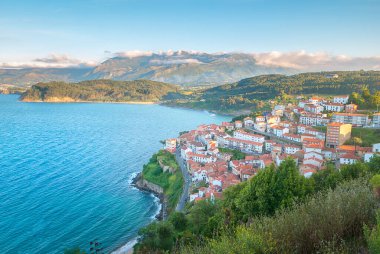 İspanya 'nın Asturias kentindeki güzel Lastres köyünün hava manzarası