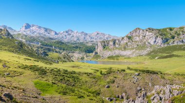 Picos de Europa, Asturias, İspanya 'daki Covadonga Gölleri' nin (Lagos de Covadonga) inanılmaz manzarası