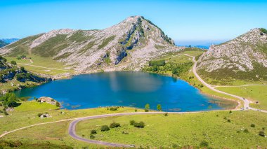Picos de Europa, Asturias, İspanya 'daki Covadonga Gölleri' nin (Lagos de Covadonga) inanılmaz manzarası