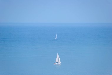 Tekne açık denizde yüzüyor.