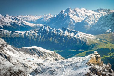 Schilthorn, İsviçre 'den Jungfrau Vadisi' nin muhteşem dağ manzarası. 