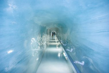Jungfrau Buz Sarayı. İsviçre 'de Jungfrau tepesinin altında büyük bir mağara.