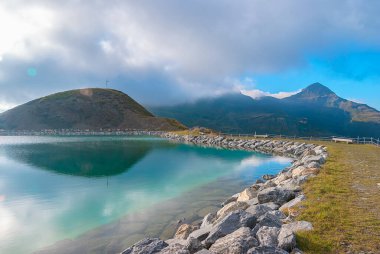 İsviçre 'nin Jungfrau bölgesindeki Fallbodensee Gölü' nün muhteşem yansıması. 