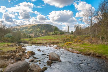 İrlanda 'nın Wicklow ilçesindeki Glendalough antik köyü.