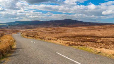 İrlanda 'daki Wicklow dağlarından geçen vahşi yol