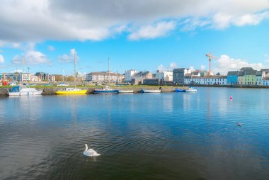 Galway, İrlanda 'daki Corrib nehrinin renkli evleri