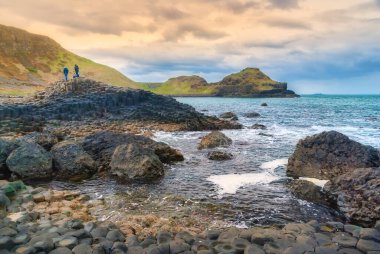 Günbatımında Giant Geçidi, Antrim, Kuzey İrlanda
