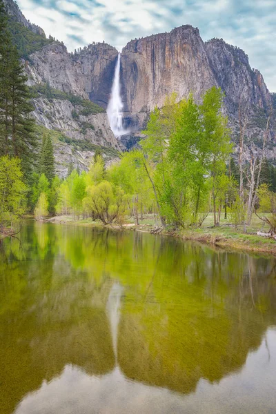 Cachoeiras Yosemite Refletidas Rio Merced Parque Nacional Yosemite Califórnia Eua — Fotografia de Stock