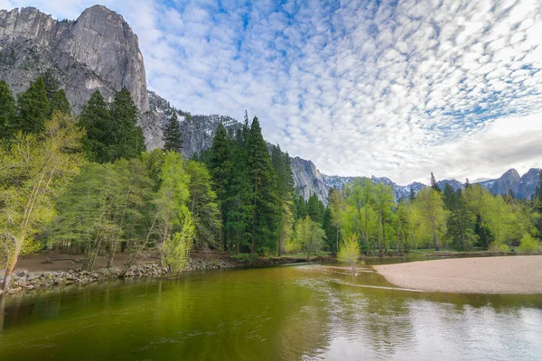 Merced Nehri 'ndeki muhteşem manzara, Yosemite Ulusal Parkı, Kaliforniya, ABD