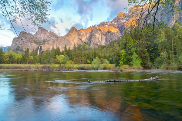 Günbatımında Yosemite Vadisi manzarası, Yosemite Ulusal Parkı, Kaliforniya, Usa
