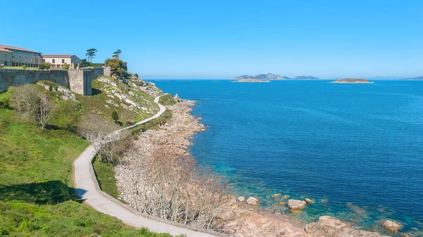 İspanya 'nın kuzeyinde, Galiçya' daki güzel Bayona köyü (Baiona)