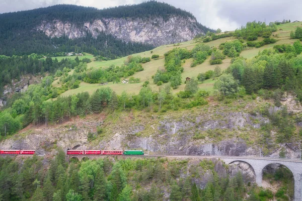 Train Express Rouge Circule Sur Célèbre Pont Landwasser Filisur Cœur — Photo