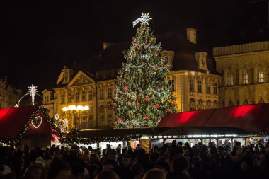 Noel pazarı ve süslü Noel ağacı olan Tyn Meydanı. Prag 'daki Old Town Meydanı. Noel konsepti.