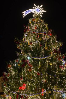 Noel pazarı ve süslü Noel ağacı olan Tyn Meydanı. Prag 'daki Old Town Meydanı. Noel konsepti.
