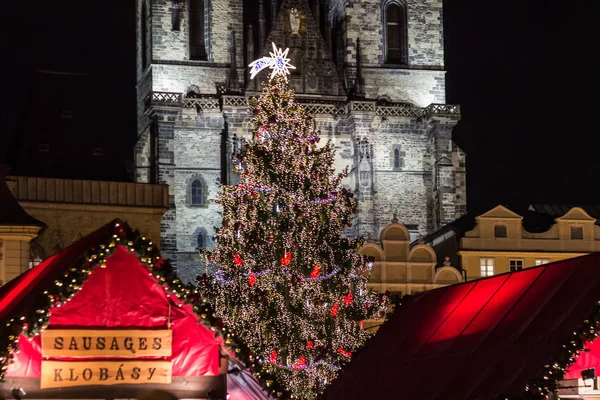 Tyn Náměstí Vánočním Trhem Zdobené Vánoční Stromeček Staroměstské Náměstí Praha — Stock fotografie