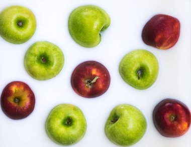 Yeşil elmalı ve kırmızı elmalı süt banyosu. Üst görünüm