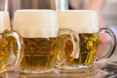 Ahşap masa bira gözlük. Arka plan bulanık pub iç. Bira çeşitleri.