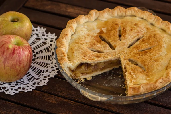 Tarta Manzana Sobre Fondo Madera Rústica Marrón Con Dos Manzanas —  Fotos de Stock