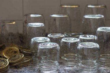 Konserveler için farklı boş cam kavanozlar grubu