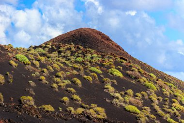 İspanya 'nın Tenerife, Kanarya Adaları' ndaki volkan zirvesi ile dolu güzel boş bir manzara.