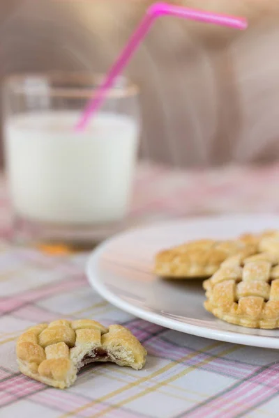 Biscuits Confiture Maison Savoureux Verre Lait Sur Une Nappe Rose — Photo