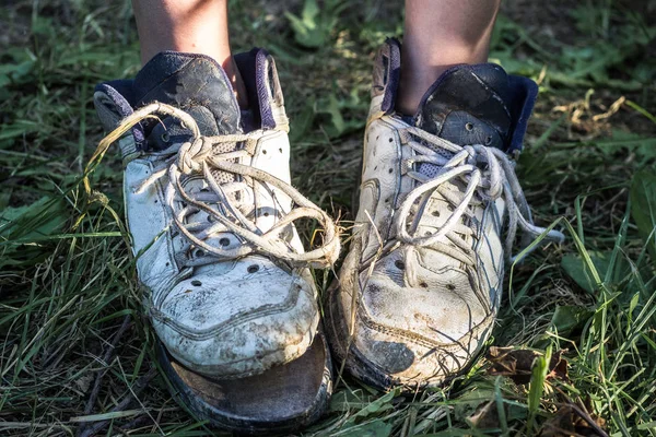 Γυναίκα Πόδια Στο Σπίτι Σπασμένα Παντόφλες Έννοια Φτώχειας — Φωτογραφία Αρχείου