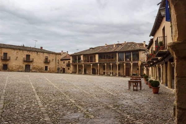 Pedraza, Castilla Y Leon, İspanya: Bir bahar sabahı Plaza Mayor. Pedraza, İspanya 'nın en iyi korunmuş ortaçağ köylerinden biri, Segovia' dan çok uzak değil.