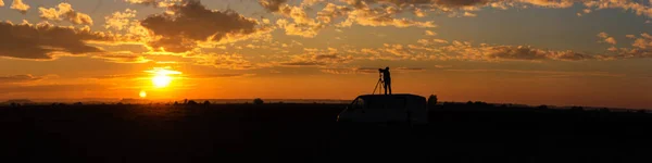 Panorámica Una Puesta Sol Campo Con Fotógrafo Tomando Fotos Parte — Foto de Stock