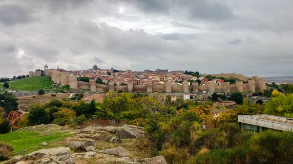 スペインのミラドール クアトロ ポストから 有名な中世の壁とアヴィラの歴史的な街の美しいパノラマビュー ユネスコ世界遺産 — ストック写真