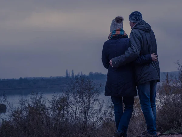 Para Zakochanych Kontemplujących Jezioro Pewnego Zimowego Popołudnia Romantyczna Koncepcja — Zdjęcie stockowe