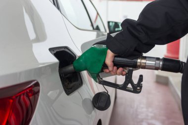 Araba benzin istasyonunda yakıt ikmali