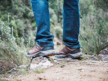 Kayaların üzerinden bir dağ iz hiking uzun yürüyüşe çıkan kimse