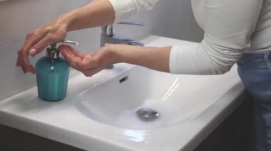 Hijyen konsepti. Musluğun altında sabunla ellerini yıkamak, suyla.