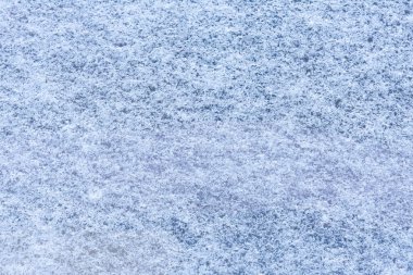 Karda yeşil çimenler