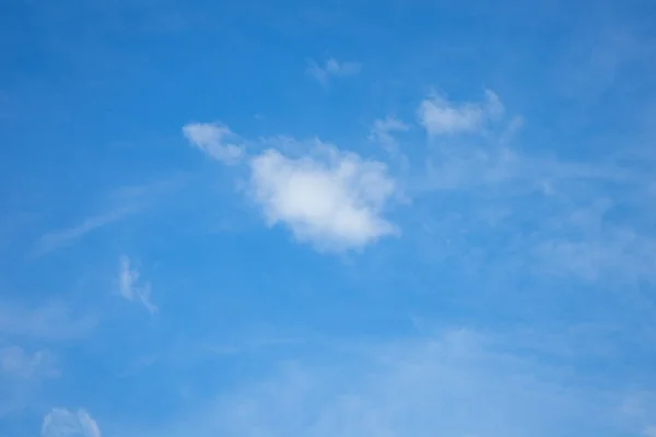 Güzel Mavi Gökyüzünde Bulutlar — Stok fotoğraf