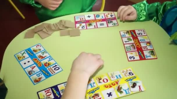 Crianças pequenas brincam na loteria — Vídeo de Stock
