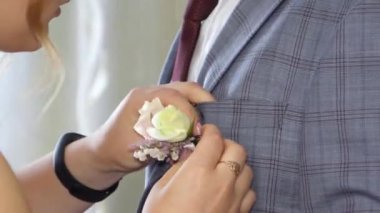 Gelin ve damat düğmeli bir ceket giydiler.