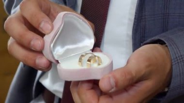Damat, evlilik yüzüklerini kutuda sever.