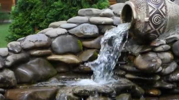 Νερό Ρέει Πάνω Πέτρες Από Αμφορείς Διακοσμητική Κρήνη — Αρχείο Βίντεο