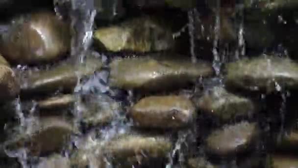 Wasser Fließt Auf Steinen Aus Amphoren Dekorativem Brunnen — Stockvideo