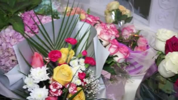 Varios Ramos Flores Hermosas Están Suelo — Vídeos de Stock